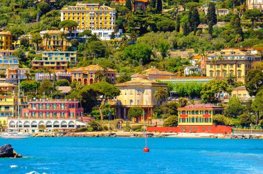 Santa Margherita Ligure, İtalya - 4 Mayıs 2015: Yaz aylarında popüler turistik destinasyon olan Santa Margherita Ligure'deki Ligurian Denizi Kıyısı