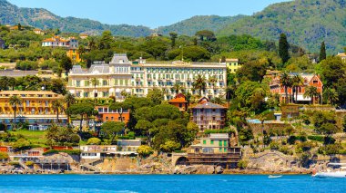 Santa Margherita Ligure, İtalya - 4 Mayıs 2015: Yaz aylarında popüler turistik destinasyon olan Santa Margherita Ligure'deki Ligurian Denizi Kıyısı