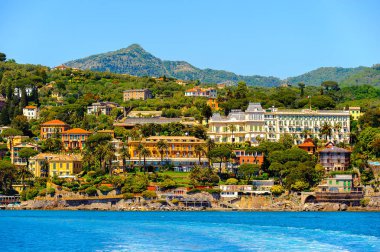 Santa Margherita Ligure, İtalya - 4 Mayıs 2015: Yaz aylarında popüler turistik destinasyon olan Santa Margherita Ligure'deki Ligurian Denizi Kıyısı