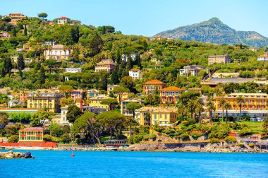 Santa Margherita Ligure, İtalya - 4 Mayıs 2015: Yaz aylarında popüler turistik destinasyon olan Santa Margherita Ligure'deki Ligurian Denizi Kıyısı