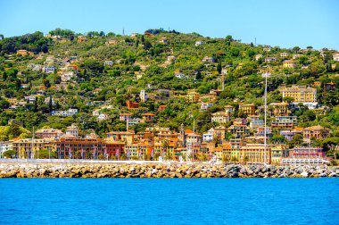Santa Margherita Ligure, İtalya - 4 Mayıs 2015: Yaz aylarında popüler turistik destinasyon olan Santa Margherita Ligure'deki Ligurian Denizi Kıyısı