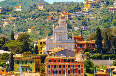 Santa Margherita Ligure, İtalya - 4 Mayıs 2015: Yaz aylarında popüler turistik destinasyon olan Santa Margherita Ligure'deki Ligurian Denizi Kıyısı