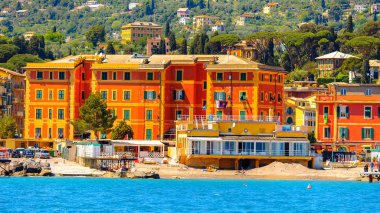 Santa Margherita Ligure, İtalya - 4 Mayıs 2015: Yaz aylarında popüler turistik destinasyon olan Santa Margherita Ligure'deki Ligurian Denizi Kıyısı