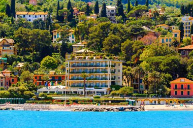 Santa Margherita Ligure, İtalya - 4 Mayıs 2015: Yaz aylarında popüler turistik destinasyon olan Santa Margherita Ligure'deki Ligurian Denizi Kıyısı