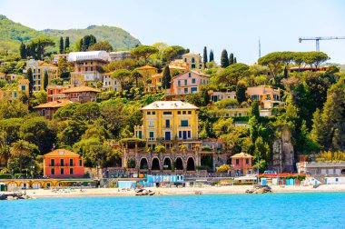 Santa Margherita Ligure, İtalya - 4 Mayıs 2015: Yaz aylarında popüler turistik destinasyon olan Santa Margherita Ligure'deki Ligurian Denizi Kıyısı