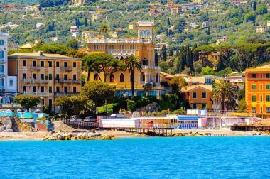 Santa Margherita Ligure, İtalya - 4 Mayıs 2015: Yaz aylarında popüler turistik destinasyon olan Santa Margherita Ligure'deki Ligurian Denizi Kıyısı