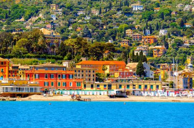 Santa Margherita Ligure, İtalya - 4 Mayıs 2015: Yaz aylarında popüler turistik destinasyon olan Santa Margherita Ligure'deki Ligurian Denizi Kıyısı