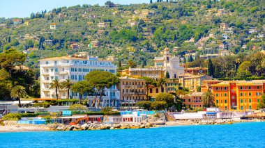 Santa Margherita Ligure, İtalya - 4 Mayıs 2015: Yaz aylarında popüler turistik destinasyon olan Santa Margherita Ligure'deki Ligurian Denizi Kıyısı