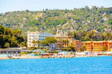 Santa Margherita Ligure, İtalya - 4 Mayıs 2015: Yaz aylarında popüler turistik destinasyon olan Santa Margherita Ligure'deki Ligurian Denizi Kıyısı