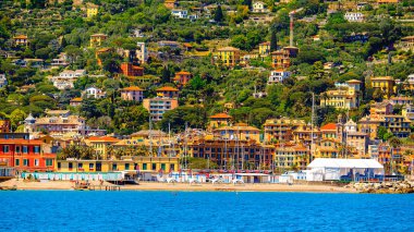 Santa Margherita Ligure, İtalya - 4 Mayıs 2015: Yaz aylarında popüler turistik destinasyon olan Santa Margherita Ligure'deki Ligurian Denizi Kıyısı