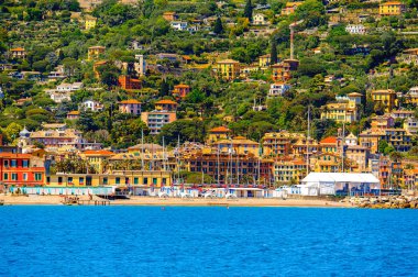 Santa Margherita Ligure, İtalya - 4 Mayıs 2015: Yaz aylarında popüler turistik destinasyon olan Santa Margherita Ligure'deki Ligurian Denizi Kıyısı