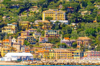 Santa Margherita Ligure, İtalya - 4 Mayıs 2015: Yaz aylarında popüler turistik destinasyon olan Santa Margherita Ligure'deki Ligurian Denizi Kıyısı