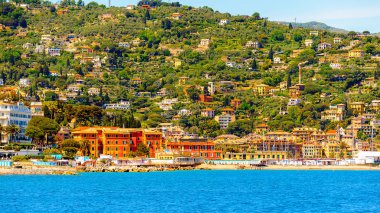 Santa Margherita Ligure, İtalya - 4 Mayıs 2015: Yaz aylarında popüler turistik destinasyon olan Santa Margherita Ligure'deki Ligurian Denizi Kıyısı