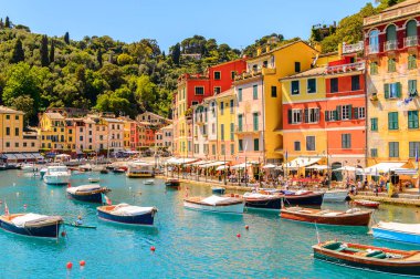 Portofino, İtalya - 4 Mayıs 2016: İtalyan balıkçı köyü Portofino'nun pitoresk limanı, Cenova eyaleti, İtalya. Ünlü ve sanatsal ziyaretçiler ile bir tatil beldesi.
