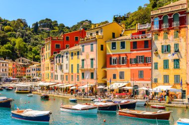 Portofino, İtalya - 4 Mayıs 2016: İtalyan balıkçı köyü Portofino'nun pitoresk limanı, Cenova eyaleti, İtalya. Ünlü ve sanatsal ziyaretçiler ile bir tatil beldesi.
