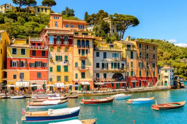 Portofino, İtalya - 4 Mayıs 2016: İtalyan balıkçı köyü Portofino'nun pitoresk limanı, Cenova eyaleti, İtalya. Ünlü ve sanatsal ziyaretçiler ile bir tatil beldesi.