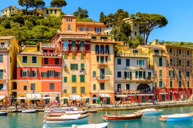 Portofino, İtalya - 4 Mayıs 2016: İtalyan balıkçı köyü Portofino'nun pitoresk limanı, Cenova eyaleti, İtalya. Ünlü ve sanatsal ziyaretçiler ile bir tatil beldesi.