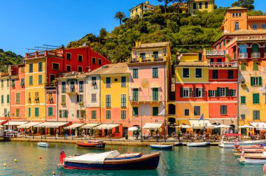 Portofino, İtalya - 4 Mayıs 2016: İtalyan balıkçı köyü Portofino'nun pitoresk limanı, Cenova eyaleti, İtalya. Ünlü ve sanatsal ziyaretçiler ile bir tatil beldesi.