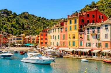 Portofino, İtalya - 4 Mayıs 2016: İtalyan balıkçı köyü Portofino'nun pitoresk limanı, Cenova eyaleti, İtalya. Ünlü ve sanatsal ziyaretçiler ile bir tatil beldesi.