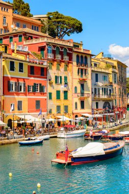 Portofino, İtalya - 4 Mayıs 2016: İtalyan balıkçı köyü Portofino'nun pitoresk limanı, Cenova eyaleti, İtalya. Ünlü ve sanatsal ziyaretçiler ile bir tatil beldesi.