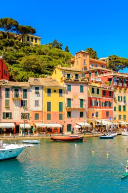 Portofino, İtalya - 4 Mayıs 2016: İtalyan balıkçı köyü Portofino'nun güzel limanı, Cenova eyaleti, İtalya. Ünlü ve sanatsal ziyaretçiler ile bir tatil beldesi.