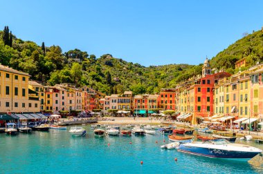 Portofino, İtalya - 4 Mayıs 2016: İtalyan balıkçı köyü Portofino'nun güzel limanı, Cenova eyaleti, İtalya. Ünlü ve sanatsal ziyaretçiler ile bir tatil beldesi.