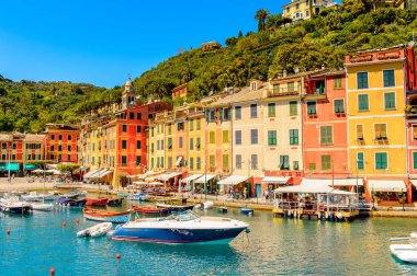 Portofino, İtalya - 4 Mayıs 2016: İtalyan balıkçı köyü Portofino'nun güzel limanı, Cenova eyaleti, İtalya. Ünlü ve sanatsal ziyaretçiler ile bir tatil beldesi.
