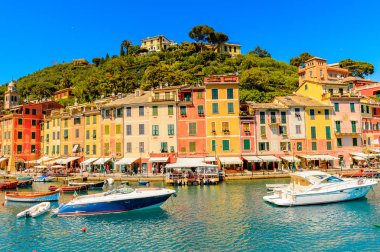 Portofino, İtalya - 4 Mayıs 2016: İtalyan balıkçı köyü Portofino'nun güzel limanı, Cenova eyaleti, İtalya. Ünlü ve sanatsal ziyaretçiler ile bir tatil beldesi.