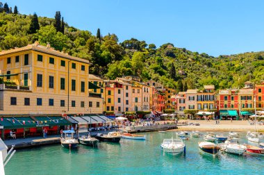 Portofino, İtalya - 4 Mayıs 2016: İtalyan balıkçı köyü Portofino'nun güzel limanı, Cenova eyaleti, İtalya. Ünlü ve sanatsal ziyaretçiler ile bir tatil beldesi.