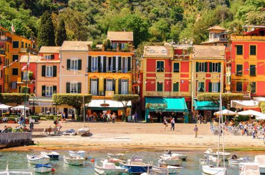 Portofino, İtalya - 4 Mayıs 2016: Portofino, İtalyan balıkçı köyü, Cenova eyaleti, İtalya. Pitoresk bir liman ve ünlü ve sanatsal ziyaretçiler ile bir tatil beldesi.