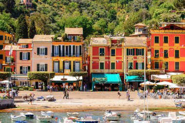 Portofino, İtalya - 4 Mayıs 2016: Portofino, İtalyan balıkçı köyü, Cenova eyaleti, İtalya. Pitoresk bir liman ve ünlü ve sanatsal ziyaretçiler ile bir tatil beldesi.