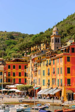 Portofino, İtalya - 4 Mayıs 2016: İtalyan balıkçı köyü Portofino'nun güzel manzarası, Cenova eyaleti, İtalya. Pitoresk bir liman ve ünlü ve sanatsal ziyaretçiler ile bir tatil beldesi.