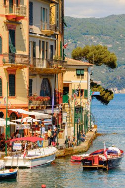 Portofino, İtalya - 4 Mayıs 2016: İtalyan balıkçı köyü Portofino'nun güzel manzarası, Cenova eyaleti, İtalya. Pitoresk bir liman ve ünlü ve sanatsal ziyaretçiler ile bir tatil beldesi.