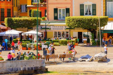 Portofino, İtalya - 4 Mayıs 2016: İtalyan balıkçı köyü Portofino'nun güzel manzarası, Cenova eyaleti, İtalya. Pitoresk bir liman ve ünlü ve sanatsal ziyaretçiler ile bir tatil beldesi.