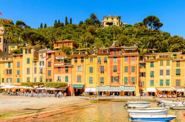 Portofino, İtalya - 4 Mayıs 2016: İtalyan balıkçı köyü Portofino'nun güzel limanı, Cenova eyaleti, İtalya. Ünlü ve sanatsal ziyaretçiler ile bir tatil beldesi.