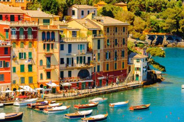 Portofino, İtalya - 4 Mayıs 2016: İtalyan balıkçı köyü Portofino'nun güzel manzarası, Cenova eyaleti, İtalya. Pitoresk bir liman ve ünlü ve sanatsal ziyaretçiler ile bir tatil beldesi.
