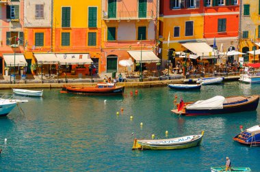 Portofino, İtalya - 4 Mayıs 2016: İtalyan balıkçı köyü Portofino'nun güzel manzarası, Cenova eyaleti, İtalya. Pitoresk bir liman ve ünlü ve sanatsal ziyaretçiler ile bir tatil beldesi.