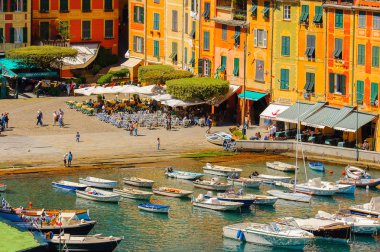 Portofino, İtalya - 4 Mayıs 2016: İtalyan balıkçı köyü Portofino'nun güzel manzarası, Cenova eyaleti, İtalya. Pitoresk bir liman ve ünlü ve sanatsal ziyaretçiler ile bir tatil beldesi.