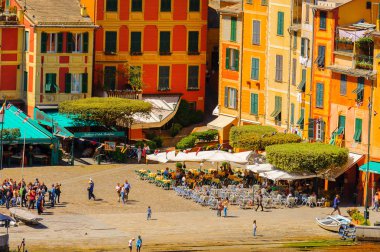 Portofino, İtalya - 4 Mayıs 2016: İtalyan balıkçı köyü Portofino'nun güzel manzarası, Cenova eyaleti, İtalya. Pitoresk bir liman ve ünlü ve sanatsal ziyaretçiler ile bir tatil beldesi.