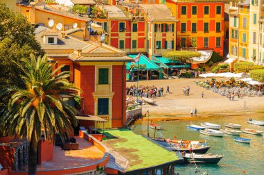 Portofino, İtalya - 4 Mayıs 2016: İtalyan balıkçı köyü Portofino'nun güzel manzarası, Cenova eyaleti, İtalya. Pitoresk bir liman ve ünlü ve sanatsal ziyaretçiler ile bir tatil beldesi.