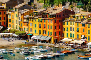 Portofino, İtalya - 4 Mayıs 2016: İtalyan balıkçı köyü Portofino'nun güzel manzarası, Cenova eyaleti, İtalya. Pitoresk bir liman ve ünlü ve sanatsal ziyaretçiler ile bir tatil beldesi.
