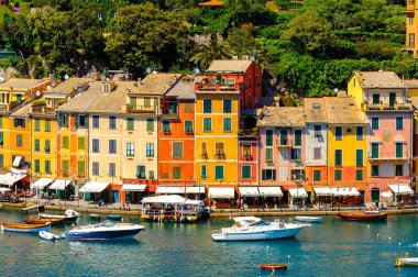 Portofino, İtalya - 4 Mayıs 2016: İtalyan balıkçı köyü Portofino'nun güzel manzarası, Cenova eyaleti, İtalya. Pitoresk bir liman ve ünlü ve sanatsal ziyaretçiler ile bir tatil beldesi.