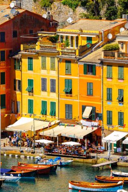 Portofino, İtalya - 4 Mayıs 2016: İtalyan balıkçı köyü Portofino'nun güzel manzarası, Cenova eyaleti, İtalya. Pitoresk bir liman ve ünlü ve sanatsal ziyaretçiler ile bir tatil beldesi.