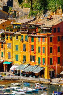 Portofino, İtalya - 4 Mayıs 2016: İtalyan balıkçı köyü Portofino'nun güzel manzarası, Cenova eyaleti, İtalya. Pitoresk bir liman ve ünlü ve sanatsal ziyaretçiler ile bir tatil beldesi.