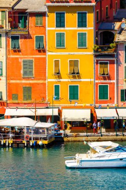 Portofino, İtalya - 4 Mayıs 2016: İtalyan balıkçı köyü Portofino'nun güzel manzarası, Cenova eyaleti, İtalya. Pitoresk bir liman ve ünlü ve sanatsal ziyaretçiler ile bir tatil beldesi.