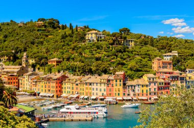 Portofino, İtalya - 4 Mayıs 2016: İtalyan balıkçı köyü Portofino'nun panoramik manzarası, Cenova eyaleti, İtalya. Ünlü ve sanatsal ziyaretçiler ile bir tatil beldesi.