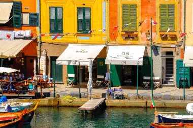Portofino, İtalya - 4 Mayıs 2016: İtalyan balıkçı köyü Portofino'da tekneler, Cenova eyaleti, İtalya. Pitoresk bir liman ve ünlü ve sanatsal ziyaretçiler ile bir tatil beldesi.