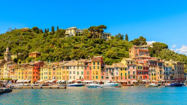 Portofino, İtalya - 4 Mayıs 2016: Portofino, İtalyan balıkçı köyü, Cenova eyaleti, İtalya. Ünlü ve sanatsal ziyaretçiler ile bir tatil beldesi.