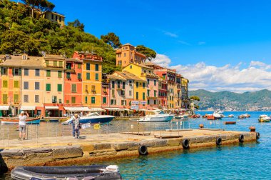 Portofino, İtalya - 4 Mayıs 2016: Portofino, İtalyan balıkçı köyü, Cenova eyaleti, İtalya. Ünlü ve sanatsal ziyaretçiler ile bir tatil beldesi.
