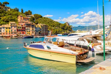 Portofino, İtalya - 4 Mayıs 2016: İtalyan balıkçı köyü Portofino'da tekneler, Cenova eyaleti, İtalya. Ünlü ve sanatsal ziyaretçiler ile bir tatil beldesi.